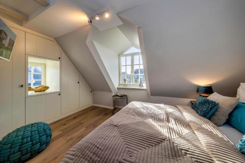 - une chambre avec un grand lit et une fenêtre dans l'établissement Haus Westerländer Perle, à Westerland