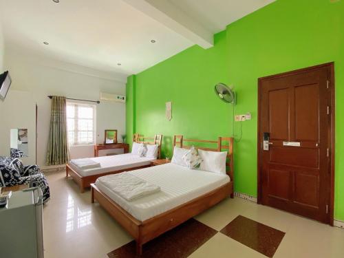 潘切的住宿－Biển Ngọc Hotel，绿色客房 - 带两张床和一扇门