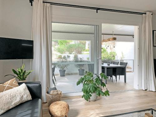 Bungalow with large terrace in a quiet park - beach nearby