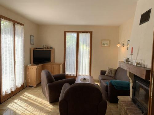 un salon avec un canapé et une cheminée dans l'établissement Sejour relaxant a Grand-Village, à Grand-Village-Plage