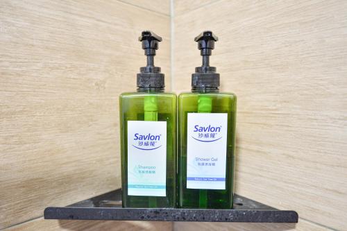 two bottles of soap sitting on a shelf at 尼莫日記民宿 in Huxi