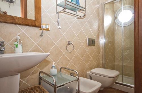 アルゲーロにあるAppartamento Arlinaのバスルーム(洗面台、トイレ付)