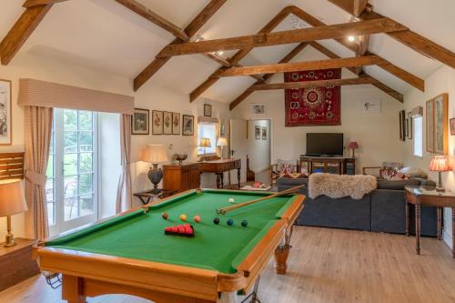 Lodge Barn في ليدني: غرفة معيشة مع طاولة بلياردو