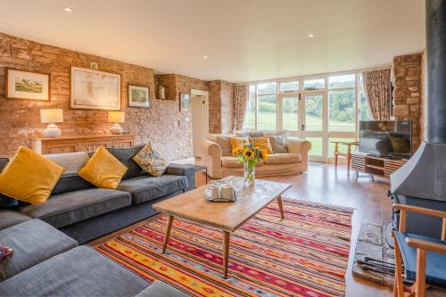 Lodge Barn في ليدني: غرفة معيشة مع أريكة وطاولة