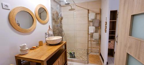 La salle de bains est pourvue d'un lavabo et d'une douche. dans l'établissement Yuka Lodge - Bungalow privé avec jardin en pleine nature, à Sainte-Anne