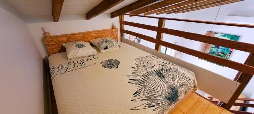 ein Bett auf einer Treppe in einem Zimmer in der Unterkunft Yuka Lodge - Bungalow privé avec jardin en pleine nature in Sainte-Anne