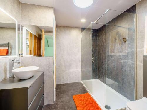 La salle de bains est pourvue d'une douche et d'un lavabo. dans l'établissement The Artist Studio, à Hest Bank