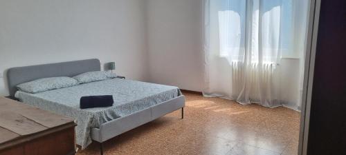 a small bedroom with a bed and a window at B&B I due tigli in Travedona
