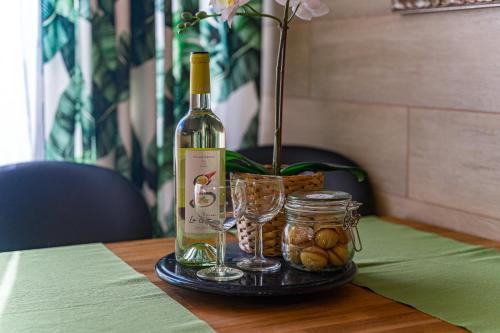 Getränke in der Unterkunft Apartment with terrace and pool, Los Cristianos