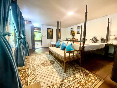Un dormitorio con una cama con almohadas azules. en Cozy Paradise en Battambang