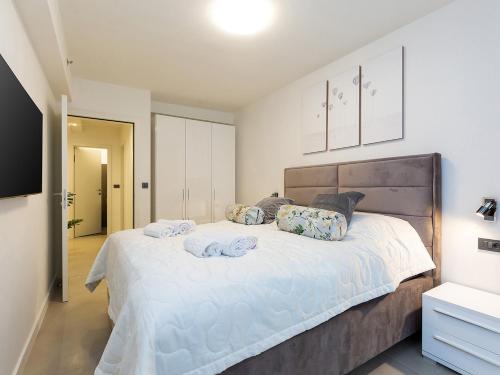 1 dormitorio con 1 cama grande y toallas. en Residence Nar en Poreč