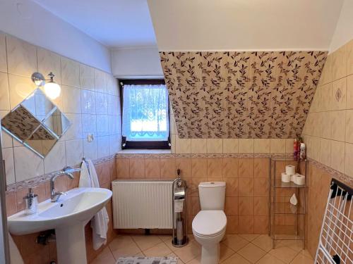 ein Badezimmer mit Toilette und Waschbecken in der Unterkunft Pokoje u Reni - 5 minut do Krupówek - widok na góry in Zakopane