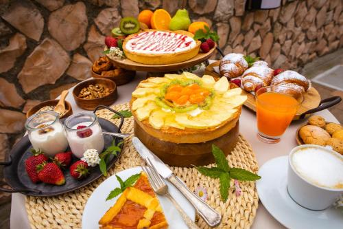 un tavolo con buffet di cibi e bevande di B&B Domus Mea a Cesenatico