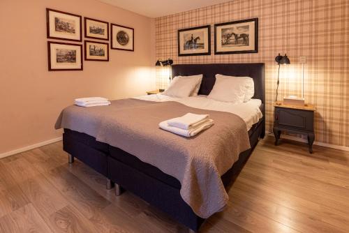 a bedroom with a bed with two towels on it at Bed & Breakfast Rijsterbosch in Rijs