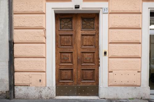 a wooden door on the side of a building at Veniero37 Guest House in Rome