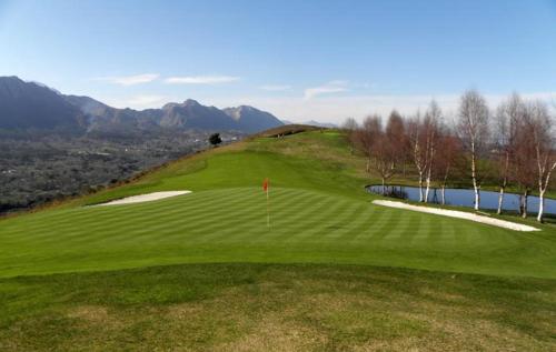 un campo de golf verde con bandera en una colina en Calle Mayor 21 VUT1222AS, en Llanes