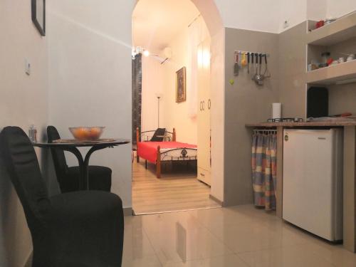 una cocina y una sala de estar con mesa y una habitación con sofá. en Apartments Colic, en Herceg-Novi