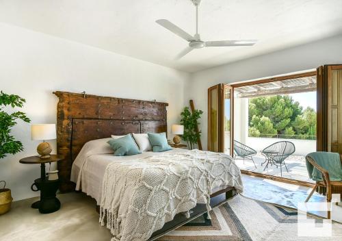 een slaapkamer met een groot bed en een patio bij Villa Herina 8 - Grupo Turis in Moraira
