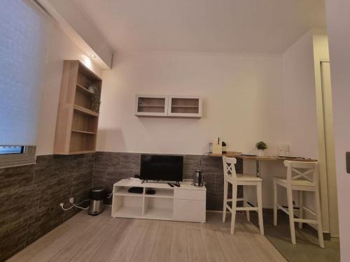 une cuisine avec un comptoir sur lequel se trouve un ordinateur dans l'établissement Joli Studio, à Chaville