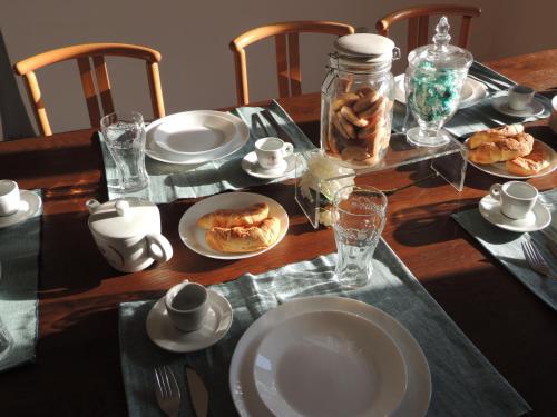 una mesa de madera con platos de comida. en Il Chicco apartment, en Lamporecchio