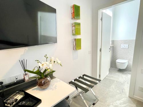 un bagno con tavolo bianco e vaso di fiori di Le Muraine a Bergamo