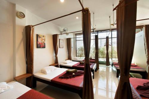 Pokój z 4 łóżkami i oknem w obiekcie View Dee BKK Airport Residence w mieście Ban Khlong Prawet