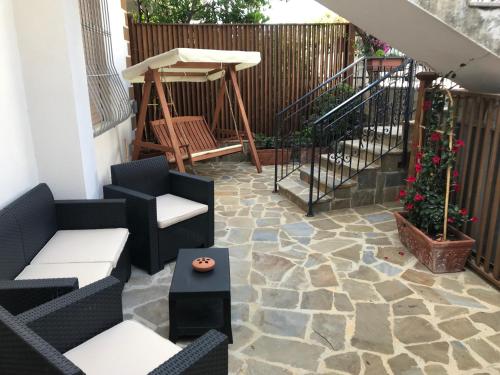 patio con sedie, tavolo e scale di [VICINO AL MARE] Bougainvillea House a Marina di Casalvelino