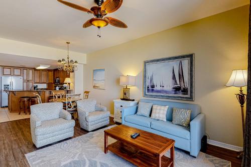 een woonkamer met een bank, stoelen en een tafel bij Spanish Key 304 in Perdido Key