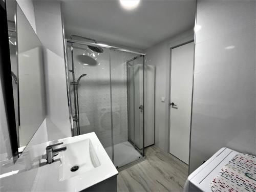 Kúpeľňa v ubytovaní VER853 - Estudio con terraza vistas al mar, Piscina, Playa, Centro