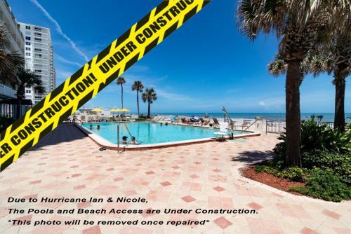 basen z żółtą taśmą. w obiekcie Direct Oceanfront Condo with Kitchen w mieście Daytona Beach