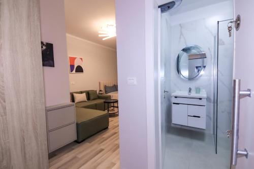 La salle de bains est pourvue d'une douche et d'un lavabo. dans l'établissement Nazari Apartment 2, à Tirana