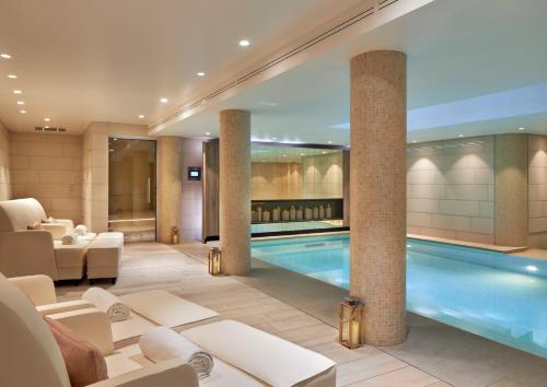 - un hall d'entrée avec une piscine et un salon dans l'établissement Maison Albar - Le Pont-Neuf, à Paris