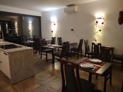 Un restaurante con mesas y sillas en una sala. en Suites Sunny hill, en Moncarapacho