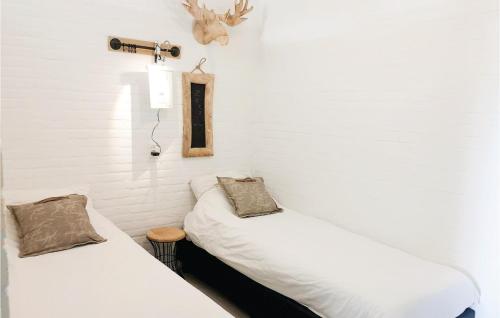 2 camas en una habitación con paredes blancas en Stunning Home In Bruinisse With 2 Bedrooms And Wifi, en Bruinisse