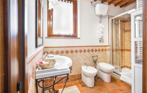 uma casa de banho com um lavatório, um WC e um espelho. em Poggio Agli Ulivi em Megognano