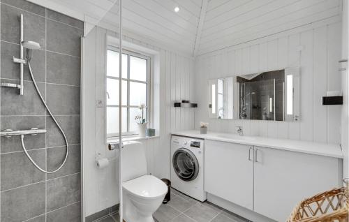 Bilik mandi di Amazing Home In Slagelse With Kitchen