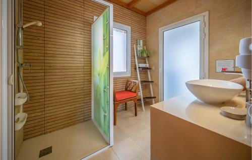 マルグラット・デ・マルにあるNice Home In Malgrat De Mar With 4 Bedrooms, Wifi And Outdoor Swimming Poolのバスルーム(カウンターの洗面台付)
