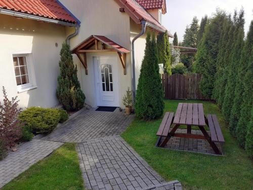 a wooden picnic table in the yard of a house at Tisá 488 in Tisá