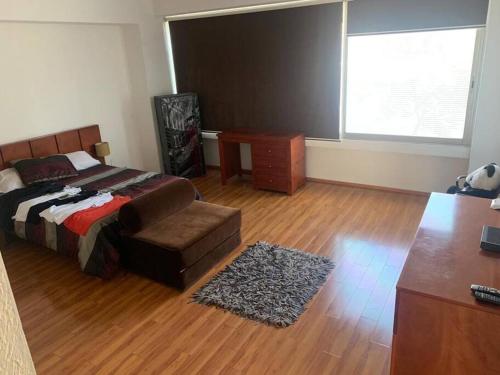 1 dormitorio con cama, sofá y escritorio en Hermoso y amplio departamento c/Alberca Interlomas, en Ciudad de México