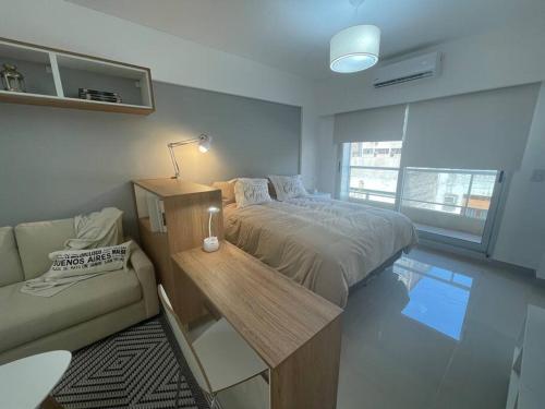 1 dormitorio pequeño con 1 cama y 1 sofá en Luxurious Apart in San Telmo-Paseo de la Cisterna-305 en Buenos Aires