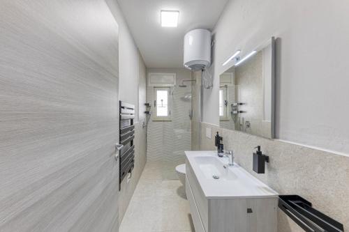 A bathroom at Appartamento lussuoso climatizzato a 200 m dal mare