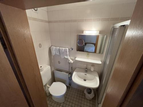 a small bathroom with a toilet and a sink at Privatquartier van Dreuten in Warpe