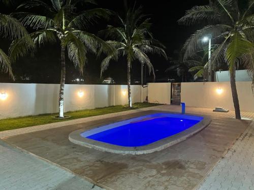 A piscina localizada em Casa nova, ampla, área de lazer com piscina e churrasqueira a 100mt da praia ou nos arredores