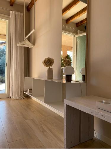 a living room with a table and a window at B&B Panorama Cinque in Salò