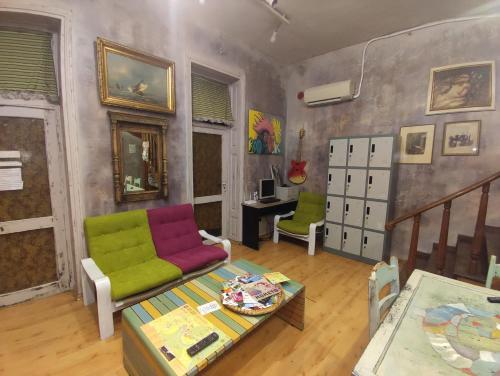 uma sala de estar com um sofá e uma mesa em Rooster Hostel em Veliko Tarnovo