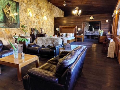 a living room with leather couches and a table at Hotel Boutique Matea in Ixtapan de la Sal