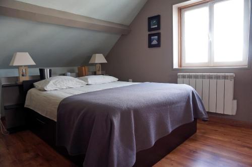 une chambre avec un grand lit et une fenêtre dans l'établissement Maison de vacances La Palue entre plage et centre bourg, au Guilvinec