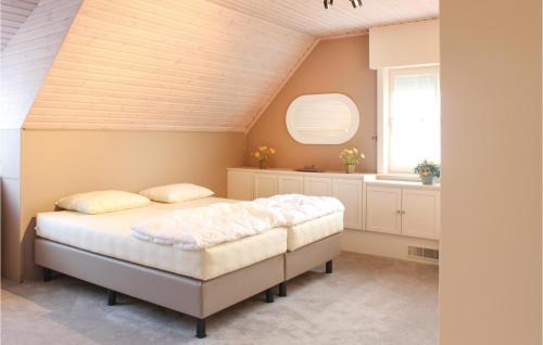 1 dormitorio con 2 camas y ventana en 4 Bedroom Gorgeous Home In Groede, en Groede