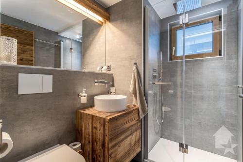 La salle de bains est pourvue d'un lavabo et d'une douche. dans l'établissement Appartement Rosalp, 200m des télécabines,, à Nendaz