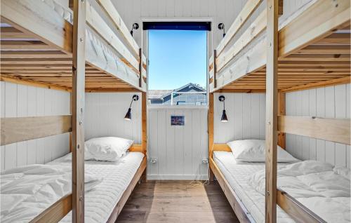 GlesborgにあるAmazing Home In Glesborg With 7 Bedrooms, Sauna And Wifiの窓付きの客室で、二段ベッド2台が備わります。